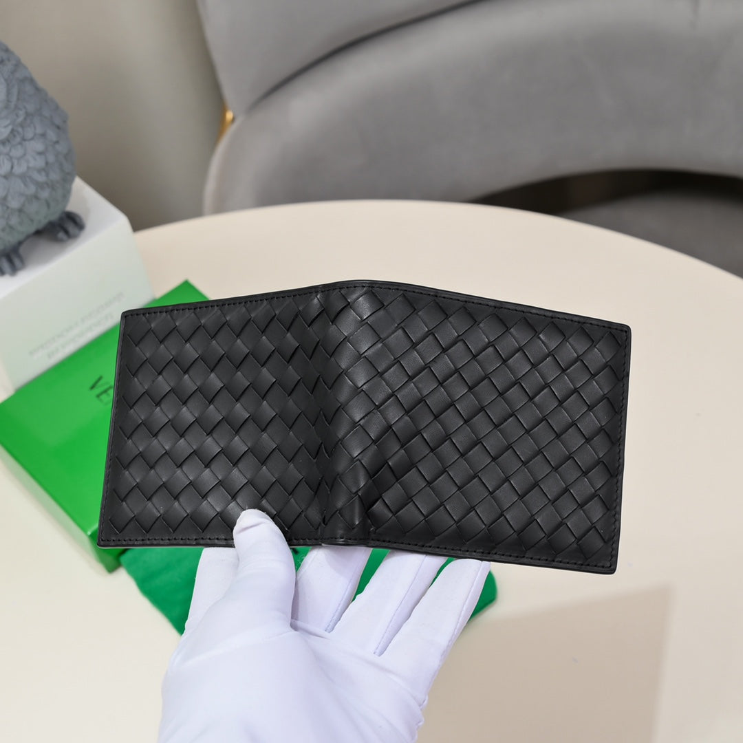 【ボッテガヴェネタ】春夏にぴったりの実用的で絶妙な短財布3色