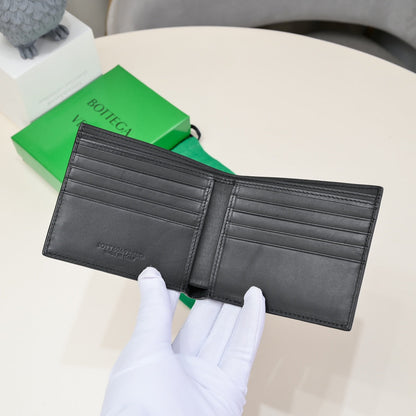 【ボッテガヴェネタ】春夏にぴったりの実用的で絶妙な短財布3色