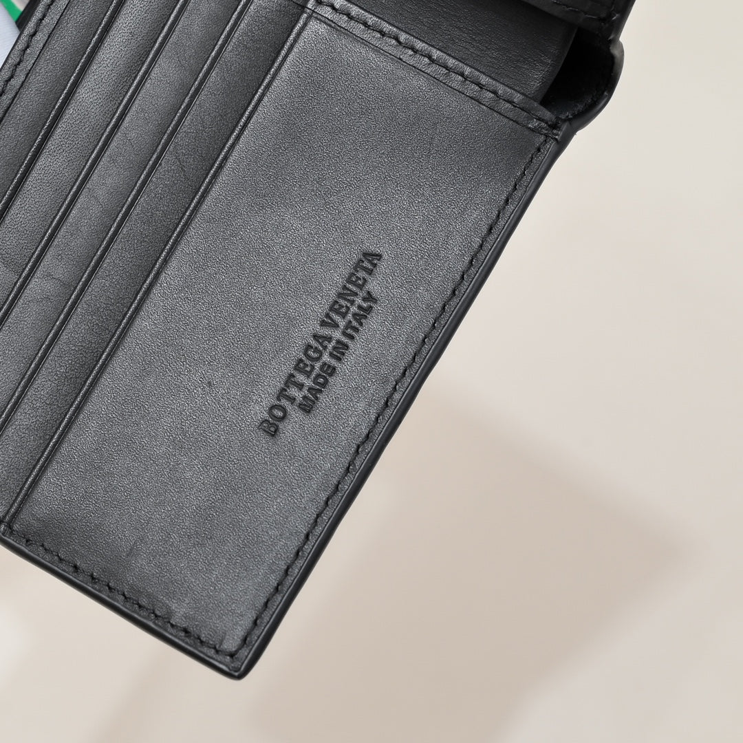 【ボッテガヴェネタ】春夏にぴったりの実用的で絶妙な短財布3色