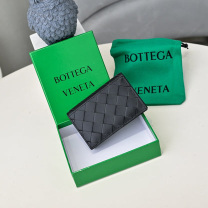【ボッテガヴェネタ】春夏にぴったりの実用的で絶妙な小さな財布