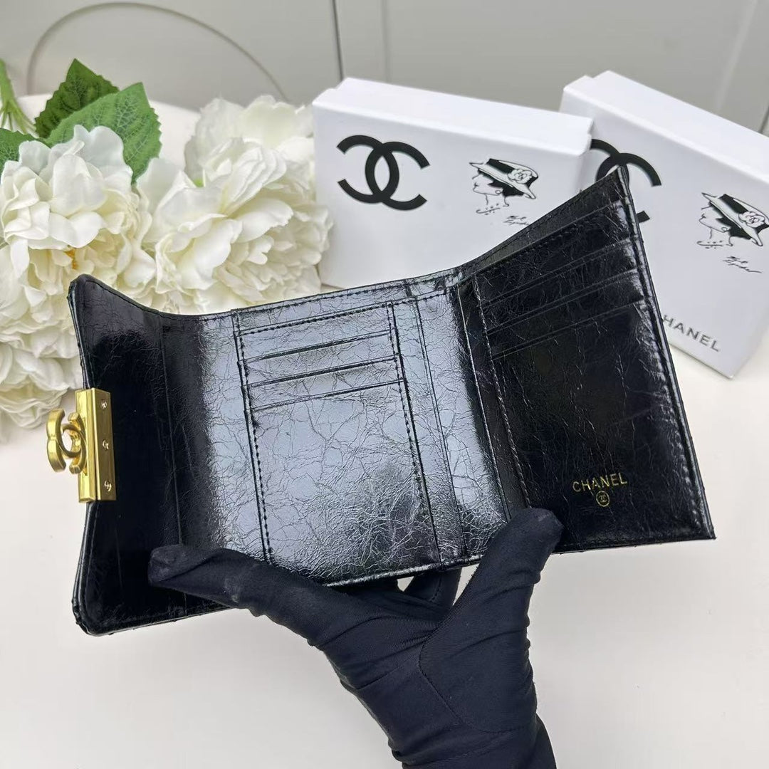 【シャネル】人気定番 新作三つ折り財布 在庫わずか