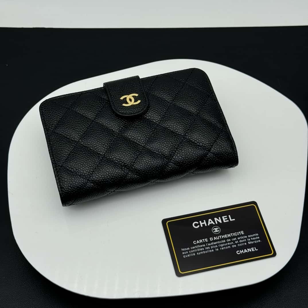 【シャネル】  2つ折り財布 キャビアスキン レザー ゴールド金具 財布A48667