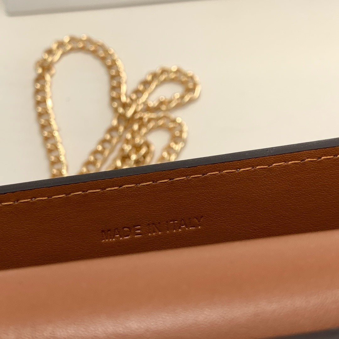 【セリーヌ】どんなコーデにもぴったり！視線を集める財布