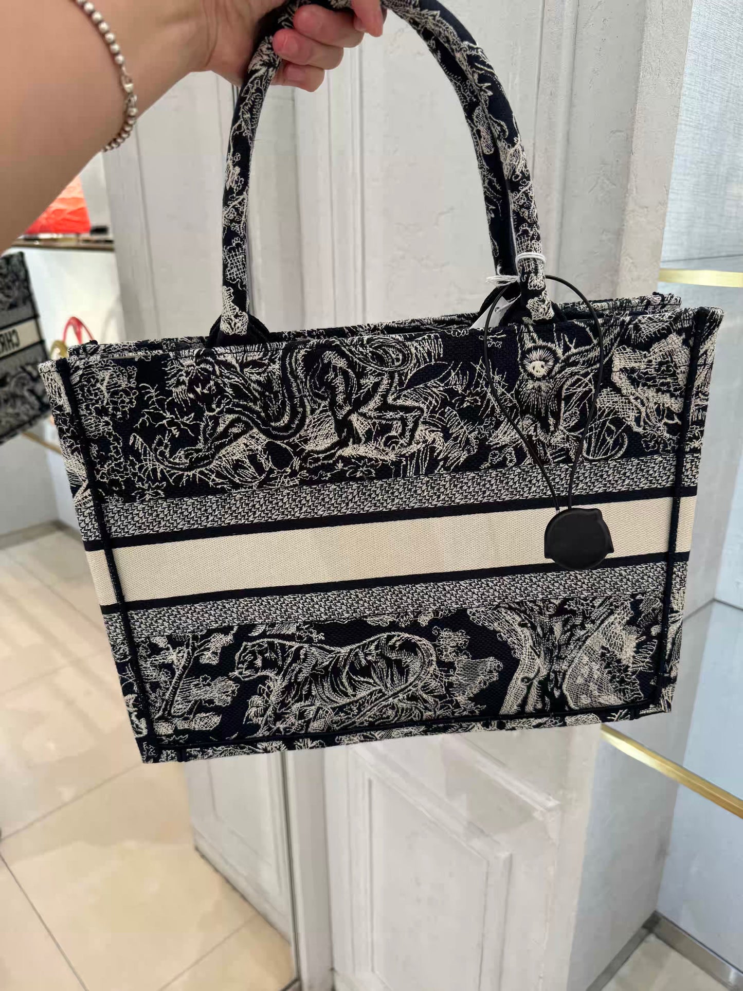 【ディオール】早い者勝ちブックトートミディアム バッグ　ロゴ