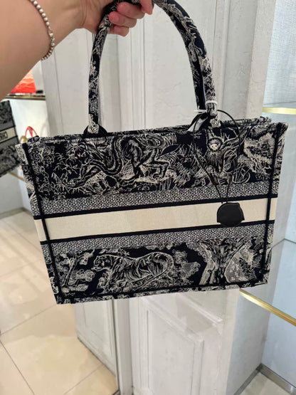 【ディオール】早い者勝ちブックトートミディアム バッグ　ロゴ