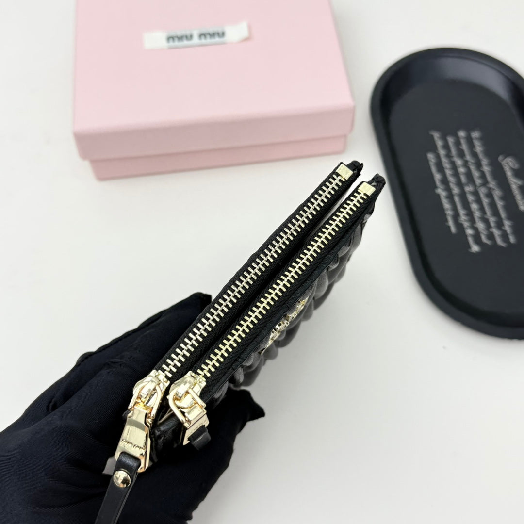 【ミュウミュウ】春夏にぴったりの実用的で絶妙な短財布3色