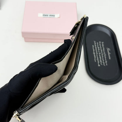 【ミュウミュウ】春夏にぴったりの実用的で絶妙な短財布3色