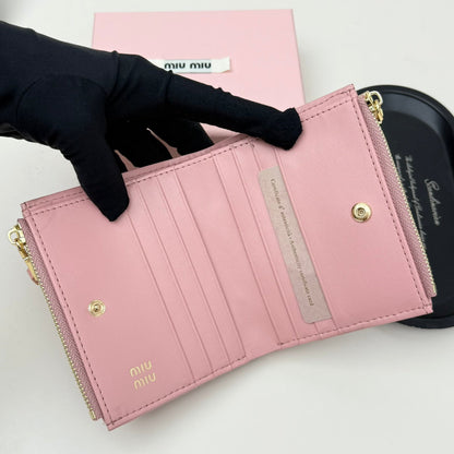 【ミュウミュウ】春夏にぴったりの実用的で絶妙な短財布3色