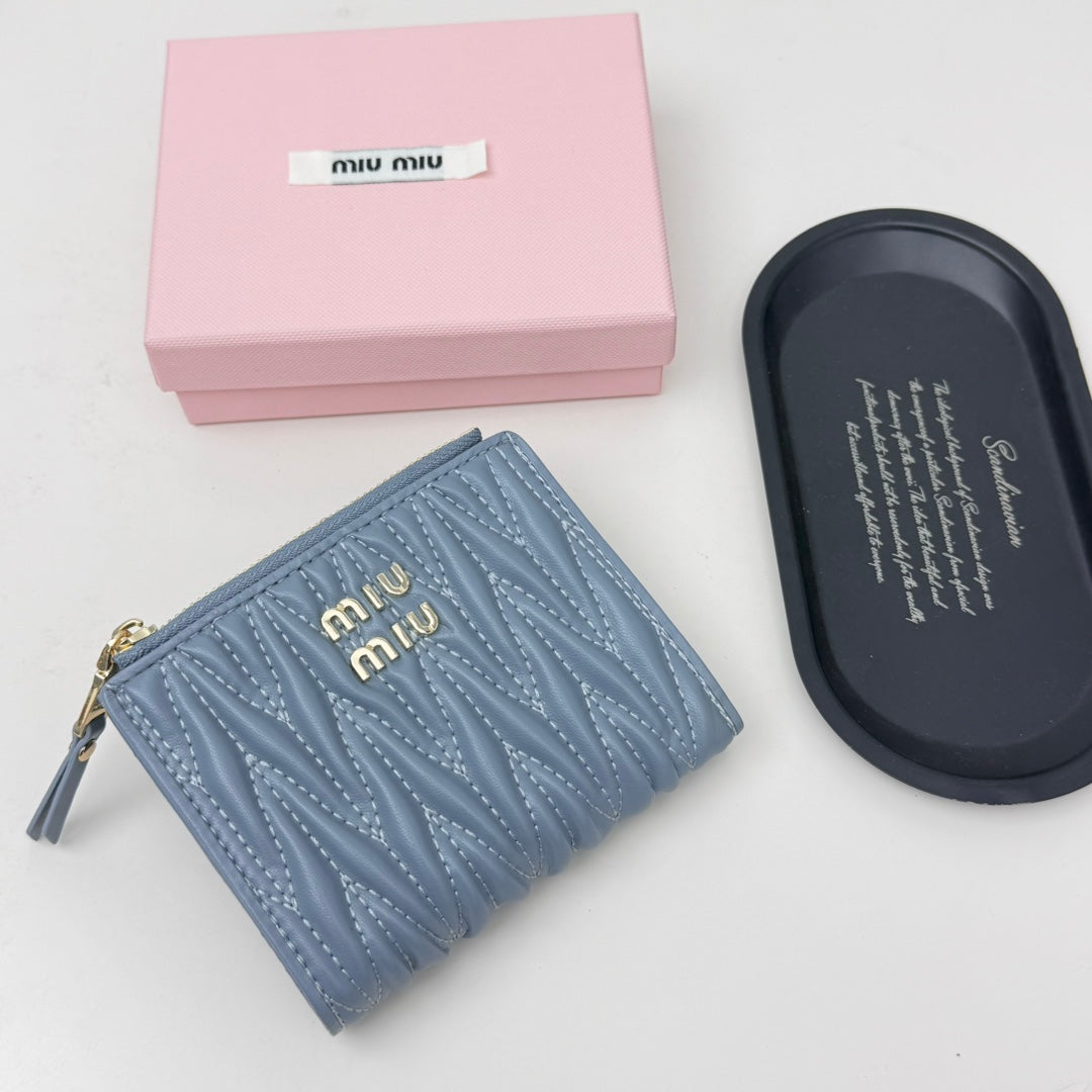 【ミュウミュウ】春夏にぴったりの実用的で絶妙な短財布3色