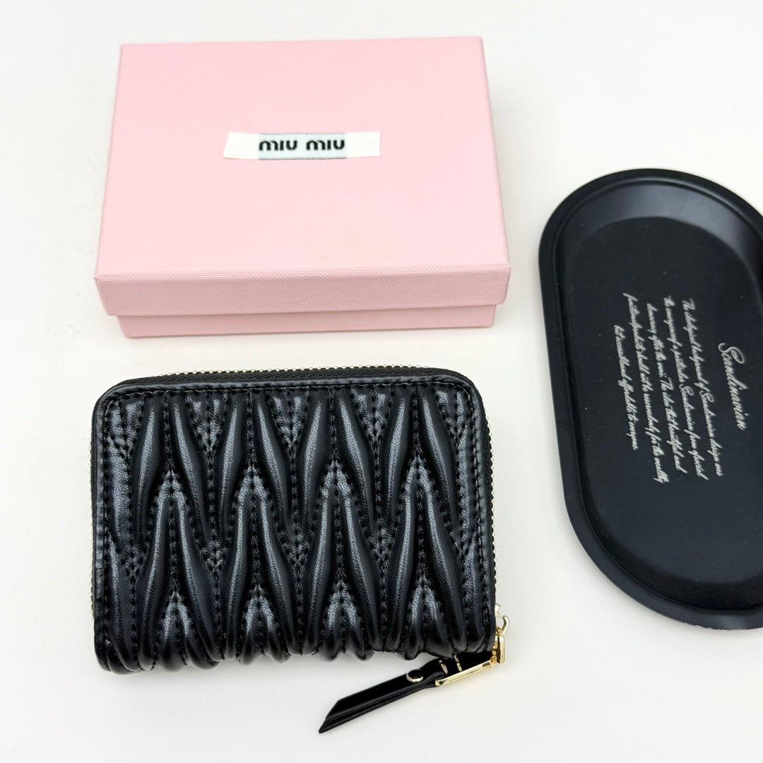 【ミュウミュウ】春夏にぴったりの実用的で絶妙な小さな財布2色
