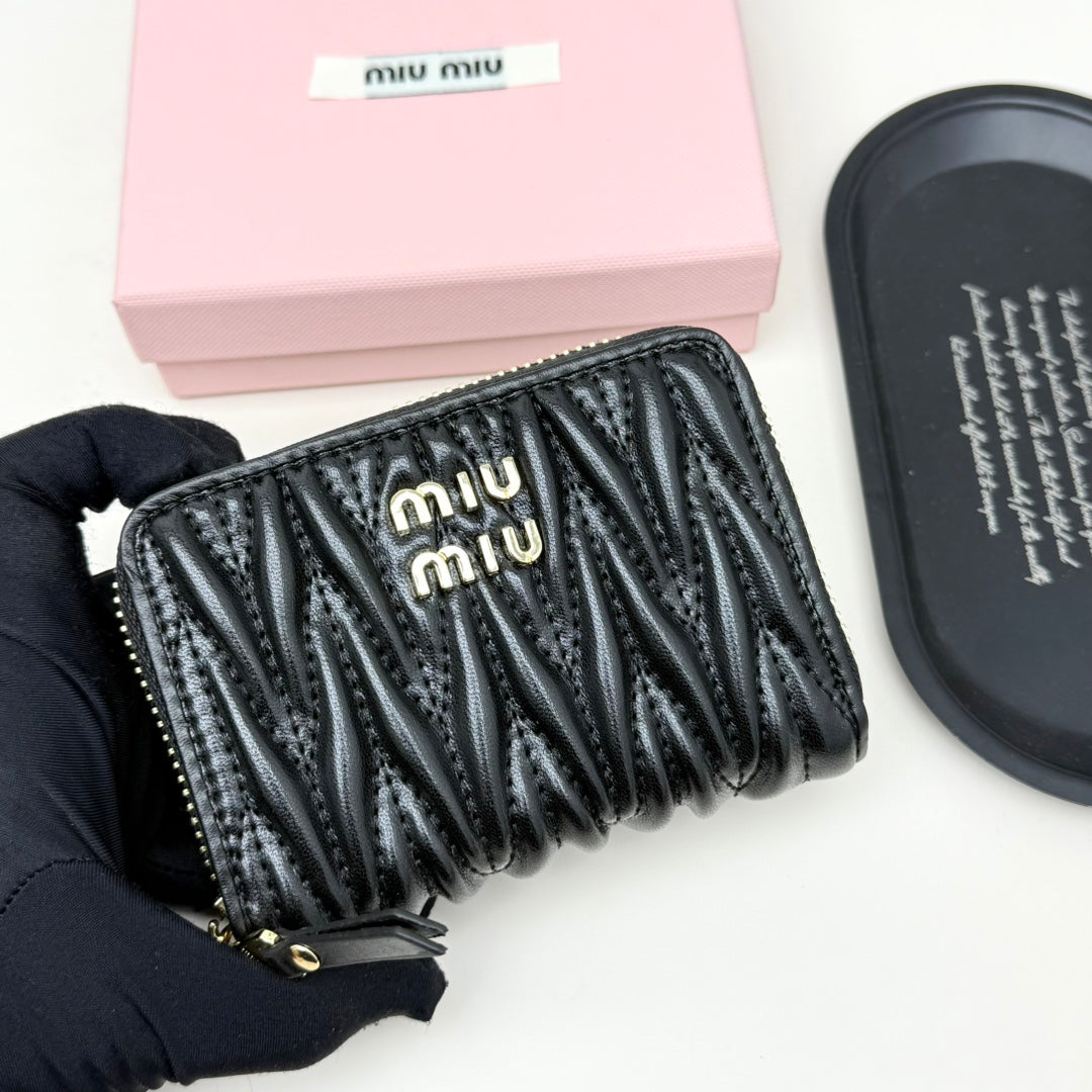 【ミュウミュウ】春夏にぴったりの実用的で絶妙な小さな財布2色