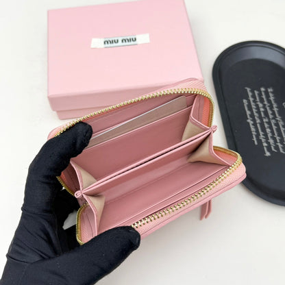 【ミュウミュウ】春夏にぴったりの実用的で絶妙な小さな財布2色