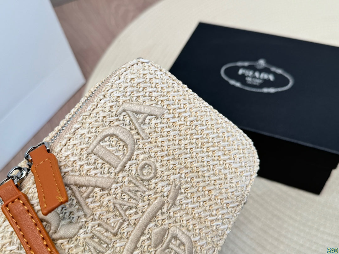 【プラダ】ラフィア素材の新作バッグ 高級感あふれるカラー展開