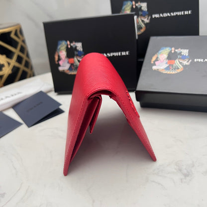 【プラダ】サフィアーノ素材使用 新作レディースミニ財布 在庫わずか