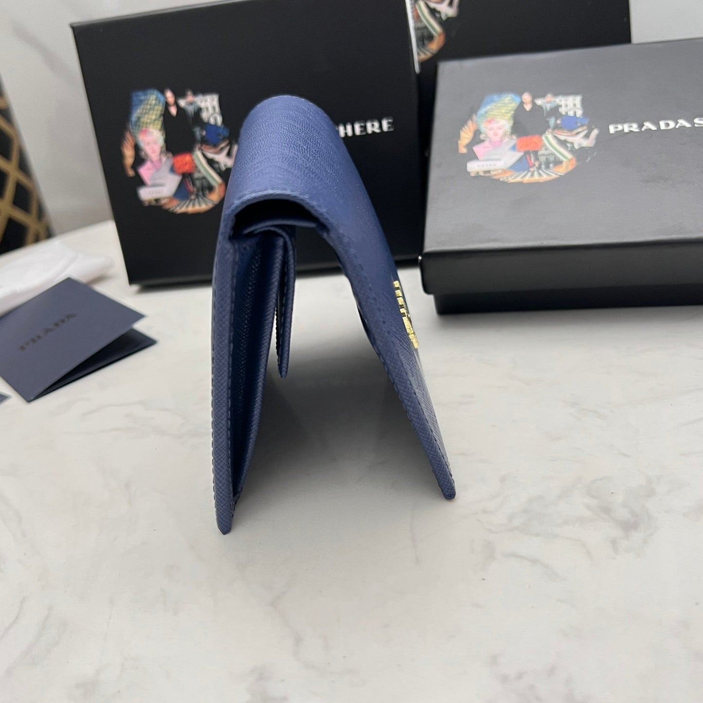 【プラダ】新作短財布 サフィアーノレザーの質感が魅力 5色