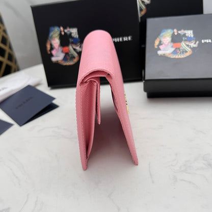 【プラダ】新作短財布 サフィアーノレザーの質感が魅力 5色