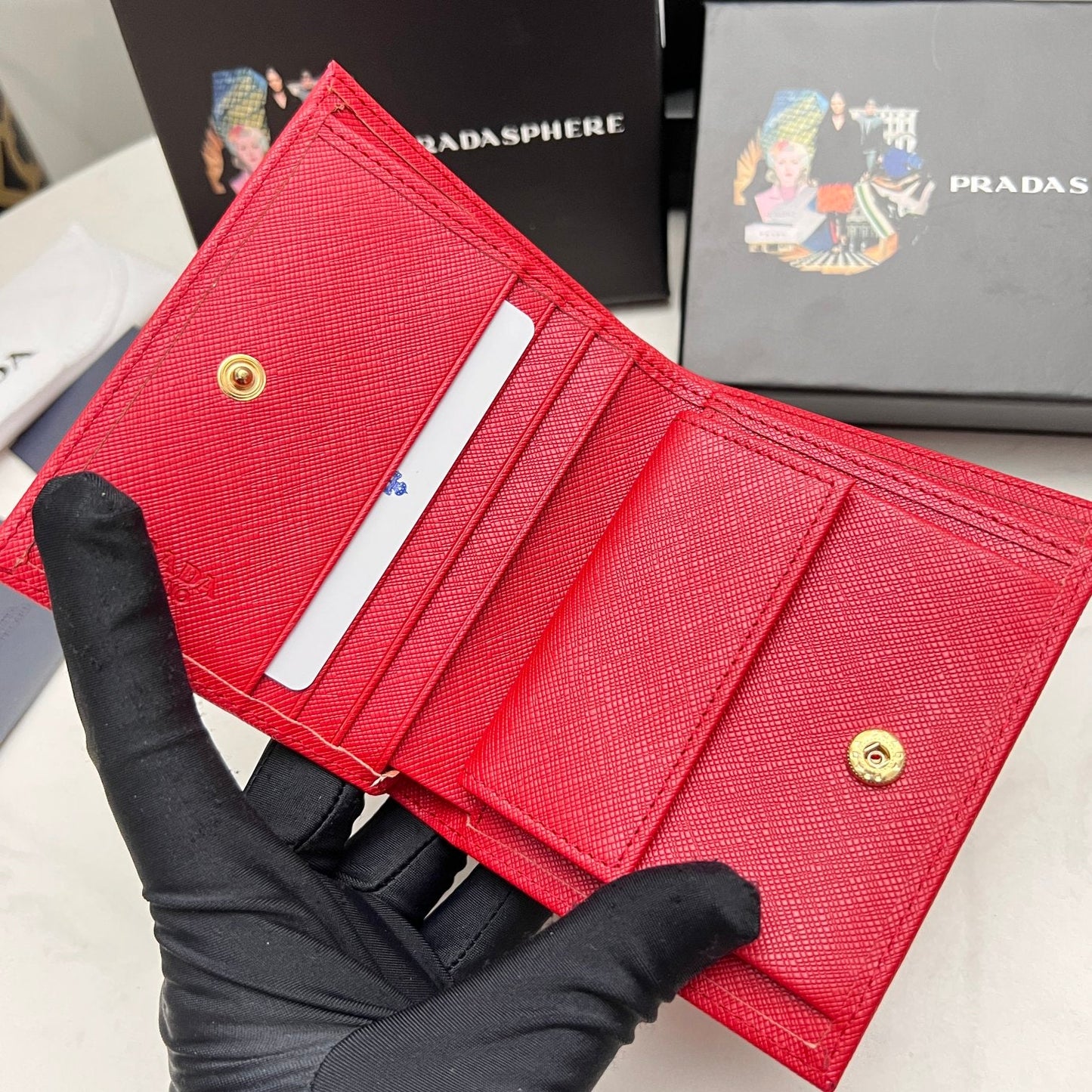 【プラダ】新作短財布 サフィアーノレザーの質感が魅力 5色