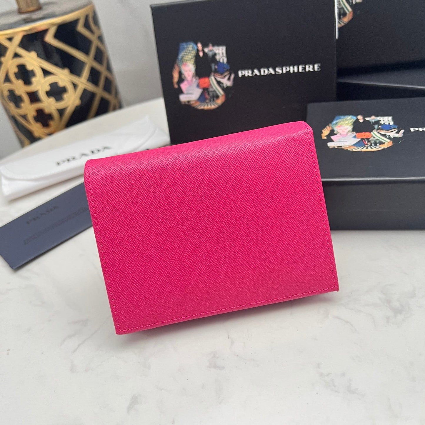 【プラダ】サフィアーノレザー使用 三角ロゴコインパース 春限定カラー展開中