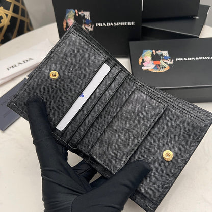 【プラダ】サフィアーノレザー使用 三角ロゴコインパース 春限定カラー展開中