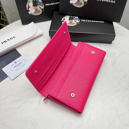 【プラダ】美しさと機能性を兼ね備えたフラップ长財布 今季注目