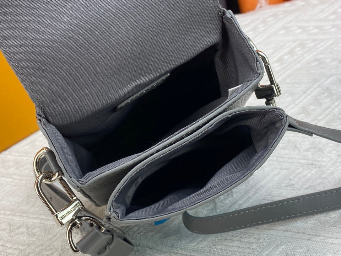 【ルイヴィトン】ギフトにもS-LOCK 縦型 ウェアラブルウォレット