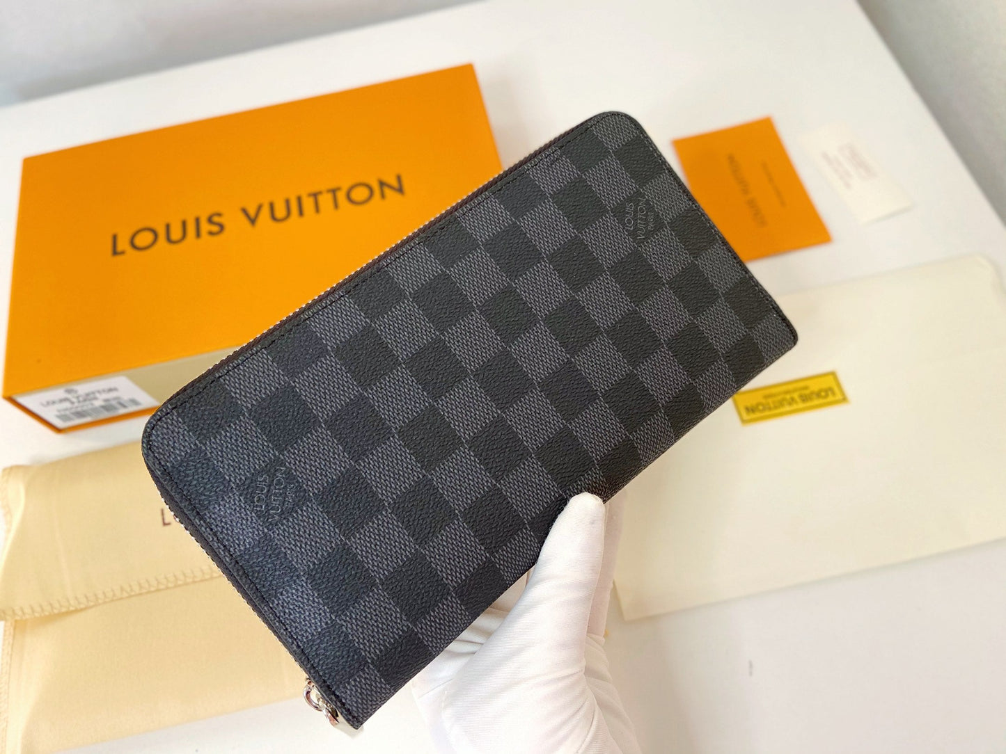 【ルイヴィトン】Zippy大容量財布 今だけ限定販売 話題の人気モデル