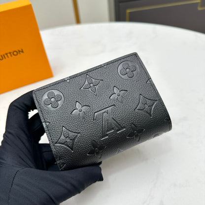【ルイ・ヴィトン】大人気エンボス加工 短財布　洗練されたデザイン
