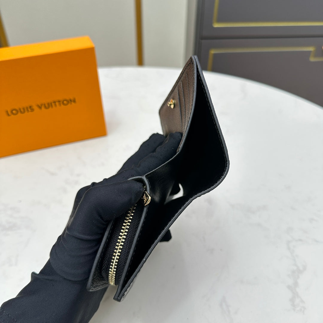 【ルイ・ヴィトン】大人気エンボス加工 短財布　洗練されたデザイン