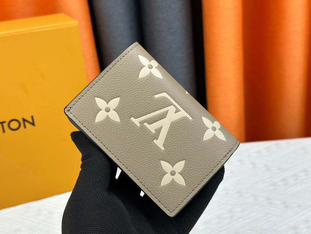 【ルイヴィトン】収納力抜群のミニ財布 上質感あふれるエンボス仕上げ