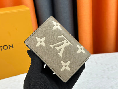 【ルイヴィトン】収納力抜群のミニ財布 上質感あふれるエンボス仕上げ