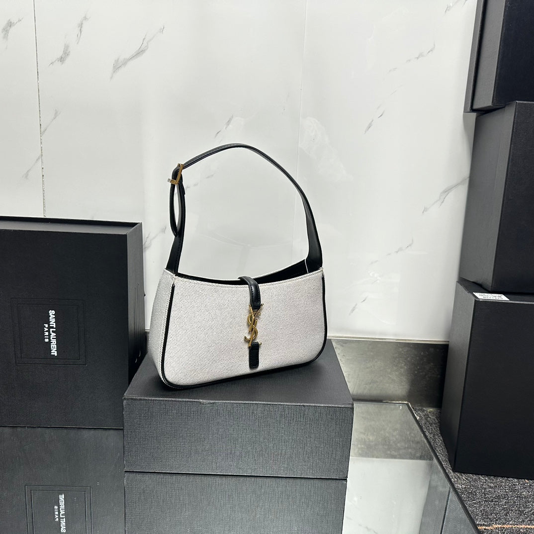 【サンローラン】LEA57ショルダーバッグ 軽量＆カジュアル 数量限定