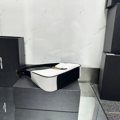 【サンローラン】LEA57ショルダーバッグ 軽量＆カジュアル 数量限定