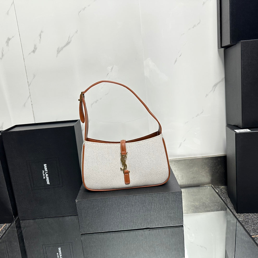 【サンローラン】LEA57ショルダーバッグ 軽量＆カジュアル 数量限定